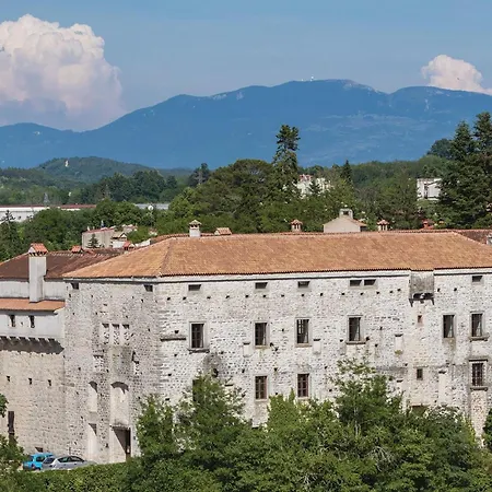 Stunning In Fradelani With Wifi *