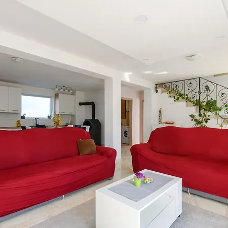 Holiday home Stunning In Fradelani With Wifi *