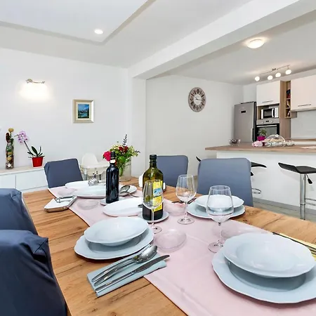 Stunning In Fradelani With Wifi Holiday home Sivati